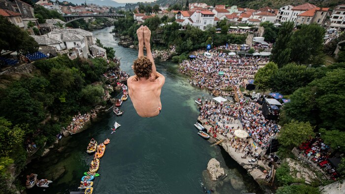 Il saute d'une falaise.
