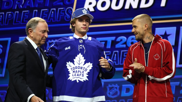 Gavin McKenna entouré de Justin Bieber et Gary Bettman.