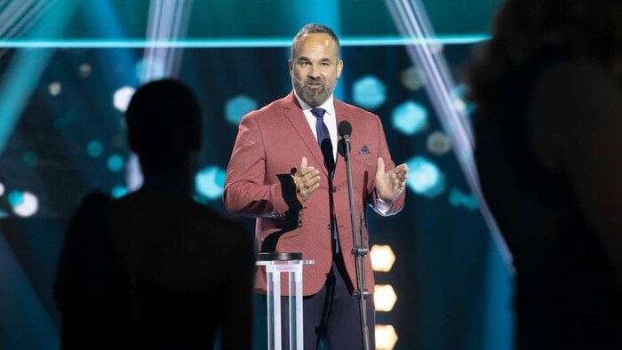 David Arsenault est monté sur scène determination    recevoir le trophée.