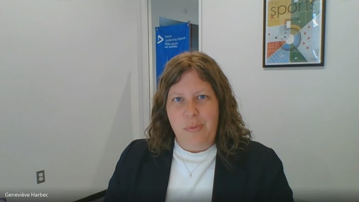 Une femme en vidéo-conférence.