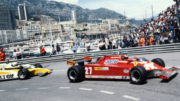 Deux monoplaces F1 se suivent sur le circuit de Monaco, dans le virage de la Rascasse. 
