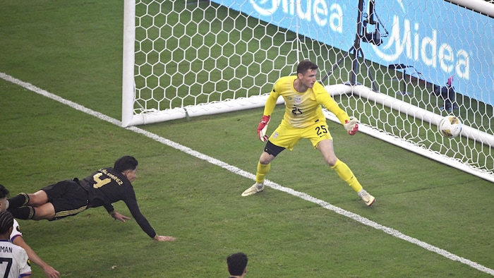 Un joueur de soccer devant un gardien déjoué.