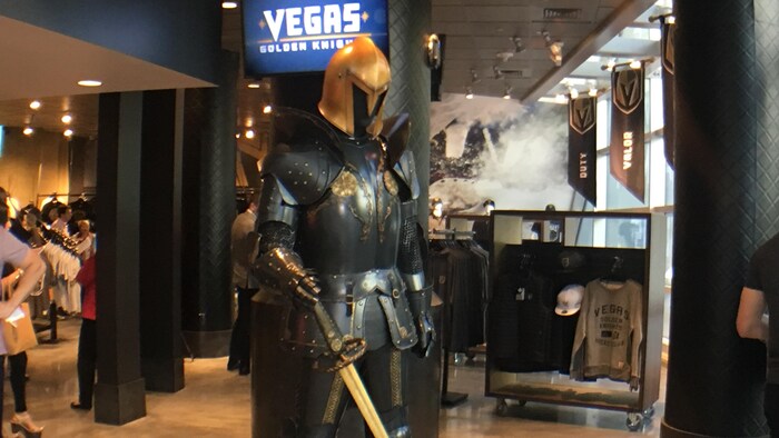 Un chevalier géant accueille les visiteurs de la boutique souvenir des Golden Knights, à l'Aréna T-Mobile de Las Vegas