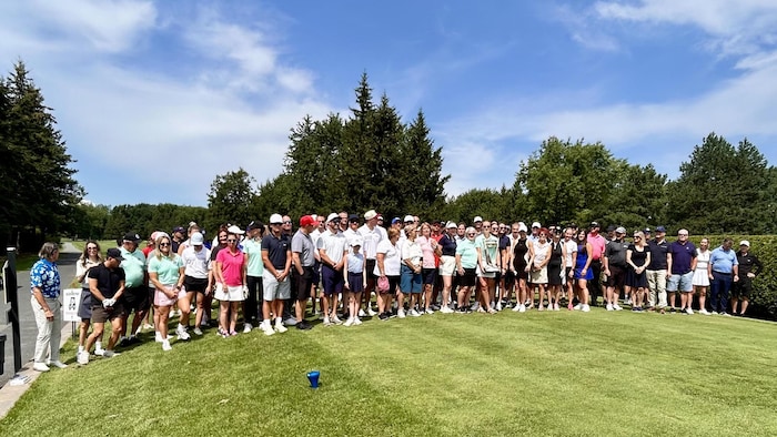 Des joueurs posent ensemble à un tournoi de golf.