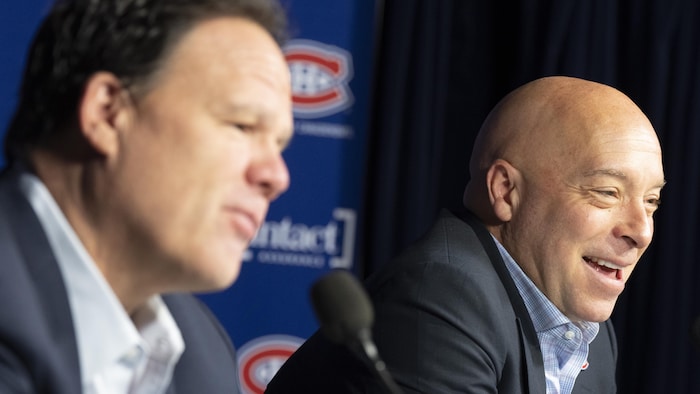 Deux hommes en complet en conférence de presse