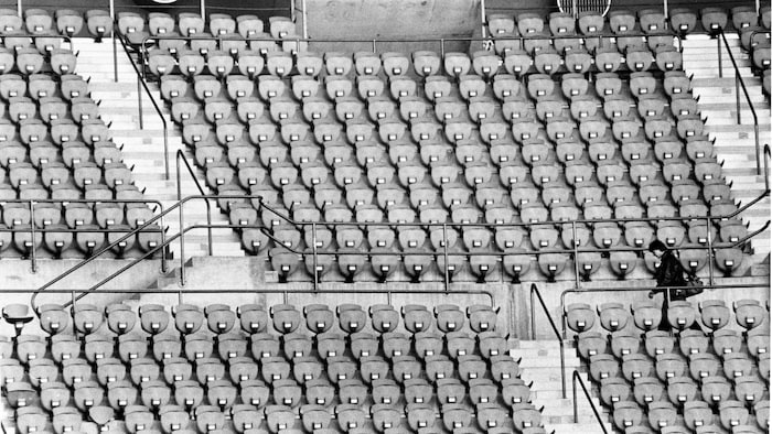 Photo en noir et blanc des gradins vides du Stade olympique.