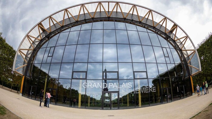 Vue panoramique de l'entrée en verre d'un bâtiment des Jeux de 2024 qui auront lieu à Paris. 