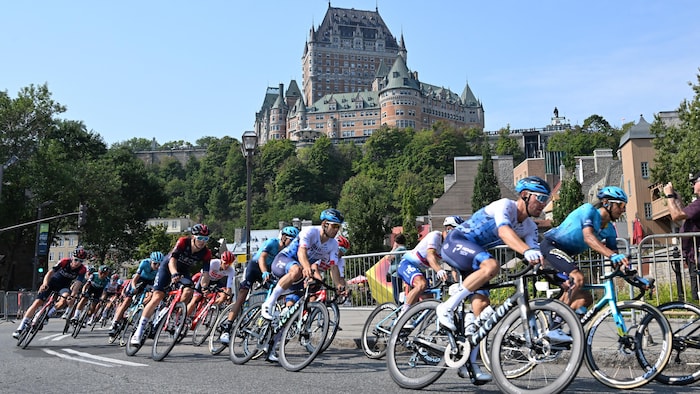 سباق دراجات في مدينة كيبيك ويبدو فندق قصر فرونتوناك (Château Frontenac)، أحد أهم معالم هذه المدينة السياحية.
