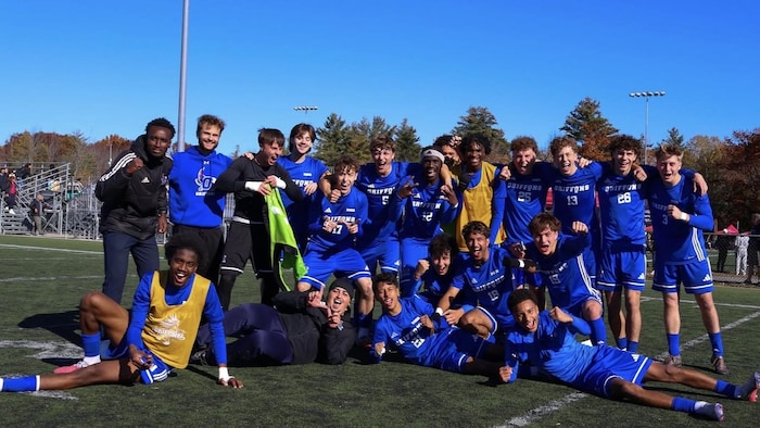 Des joueurs de soccer fêtent une victoire dans un championnat régional. 