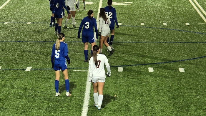 Des joueuses de shot sur un terrain.