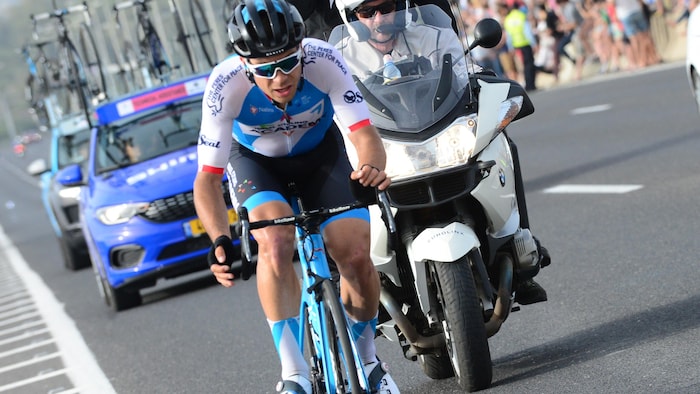 Un cycliste en course, concentré.