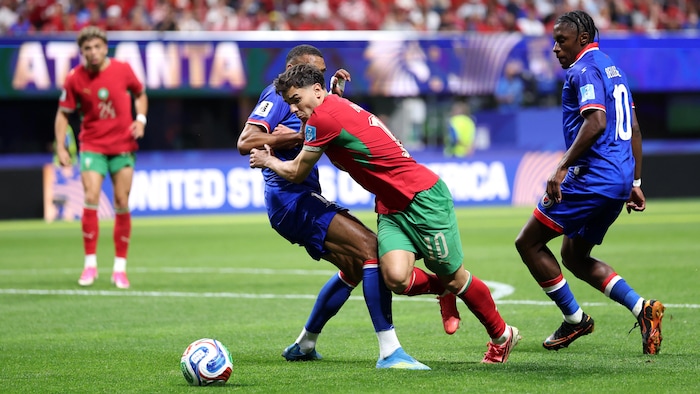 Des joueurs de soccer sur la surface. 