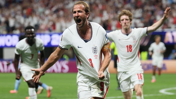 Un joueur de soccer tient son maillot dans les mains.