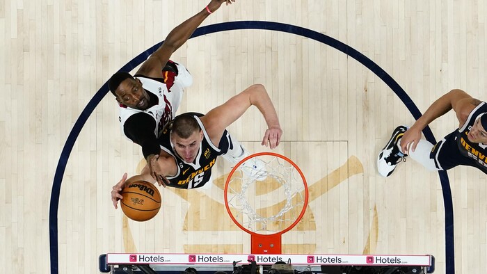 Des joueurs de basketball.