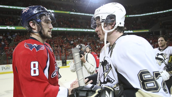 Les capitaines des Capitals de Washington et des Penguins de Pittsburgh se serrent la main.