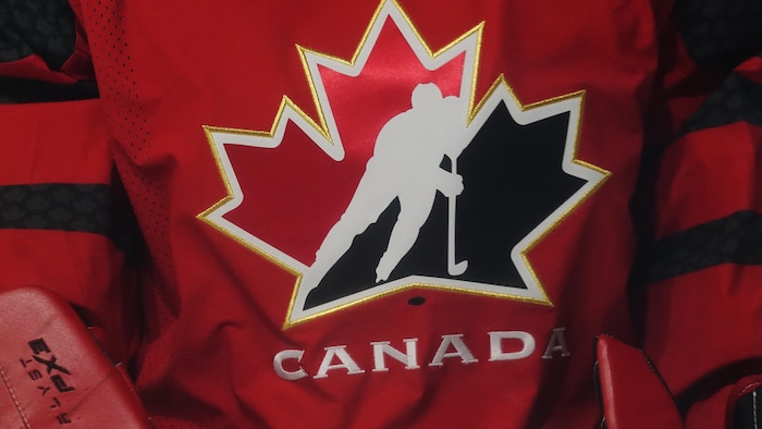 Le logo de Hockey Canada imprimé sur un chandail rouge.