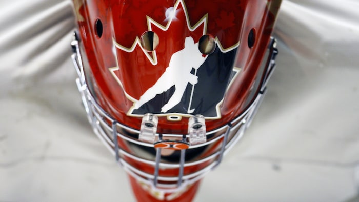 Le logo de Hockey Canada sur un casque de gardien.