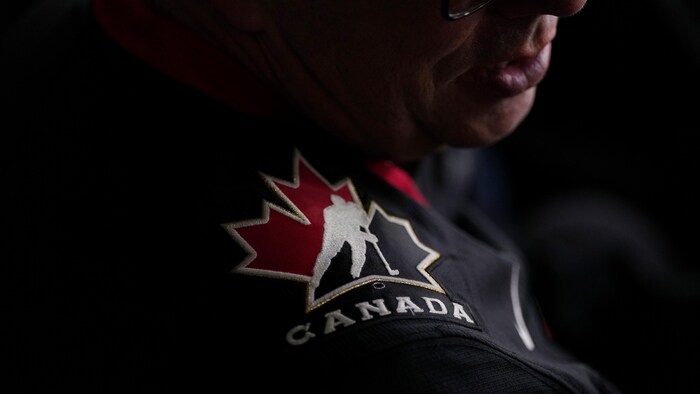 Un partisan, qui ne peut être identifié, porte un chandail avec le logo de Hockey Canada.