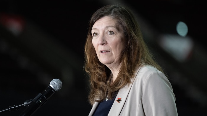Une femme parle au micro.