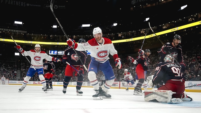 Un hockeyeur célèbre lad but,