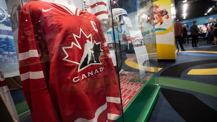 Un chandail de hockey dans une vitrine