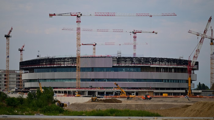 Vue d'ensemble de l'extérieur d'un aréna en construction
