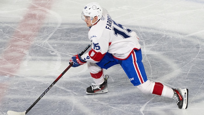 Un joueur du Rocket de Laval patine avec la rondelle.
