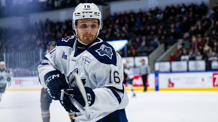 Un hockeyeur de l'Océanic de Rimouski lève son bâton.