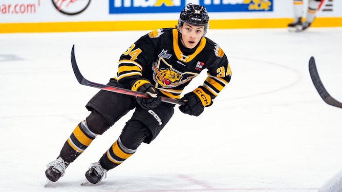 Un hockeyeur des Tigres de Victoriaville patine.