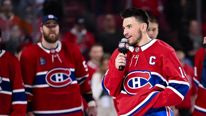 Le capitaine du Canadien de Montréal parle au micro sur la patinoire.
