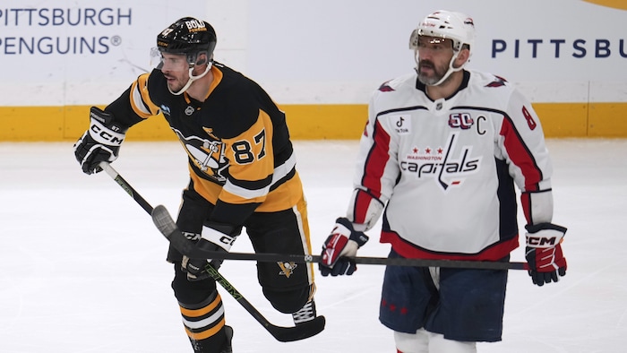 Sidney Crosby et Alexander Ovechkin patinent pendant un match.