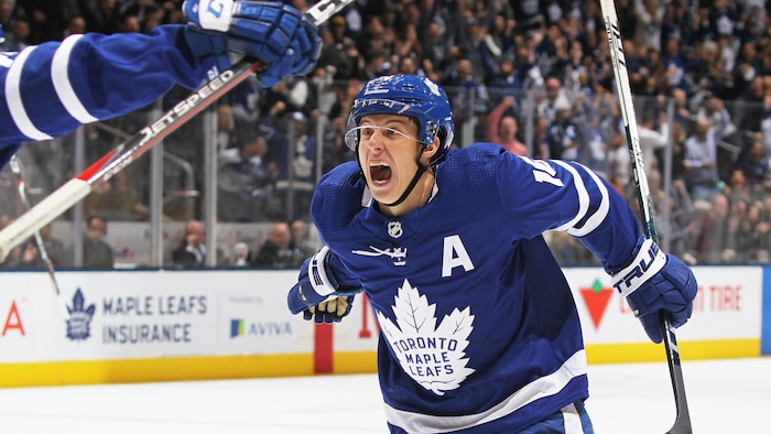 Il crie de joie après avoir donné la victoire aux Leafs.