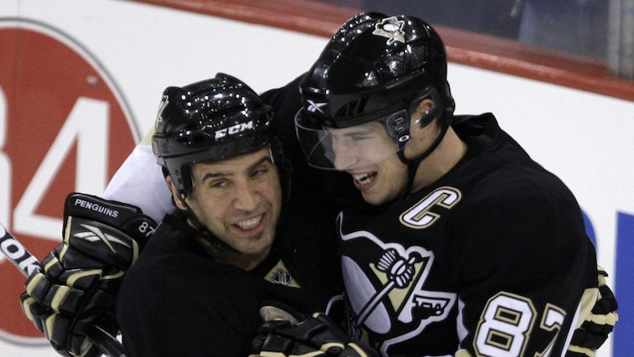 Deux joueurs des Penguins de Pittsburgh célèbrent.