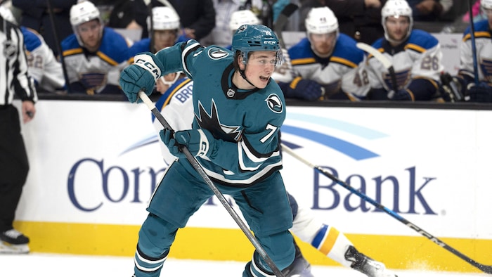 Un joueur de hockey patine pendant un match.