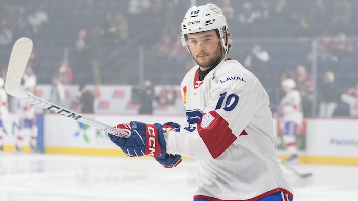 Un hockeyeur du Rocket de Laval patine.
