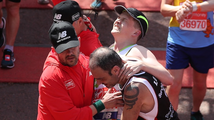 Un soigneur intervient à l'arrivée du marathon.