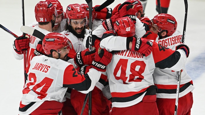 Des joueurs de hockey célèbrent leur victoire.