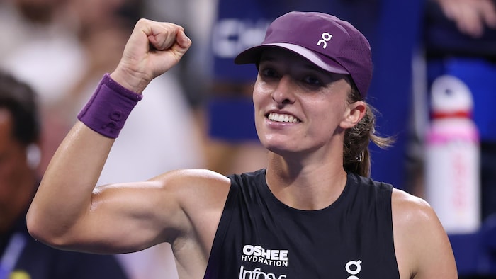 Une joueuse de tennis serre le poing droit.