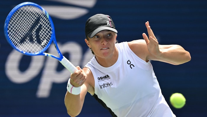 Une joueuse de tennis frappe un coup droit.
