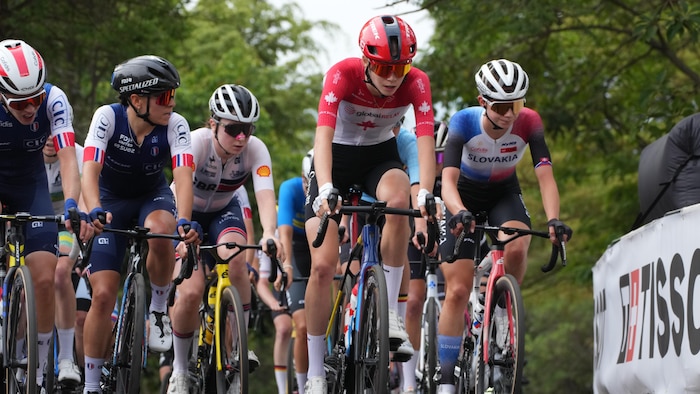 Elle mène le peloton, avec le maillot du Canada.