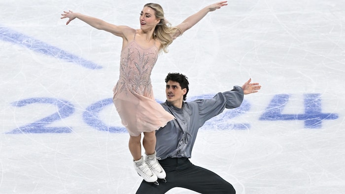 Deux patineurs artistiques sur la glace