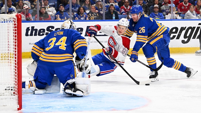 Un joueur de hockey tombe au sol