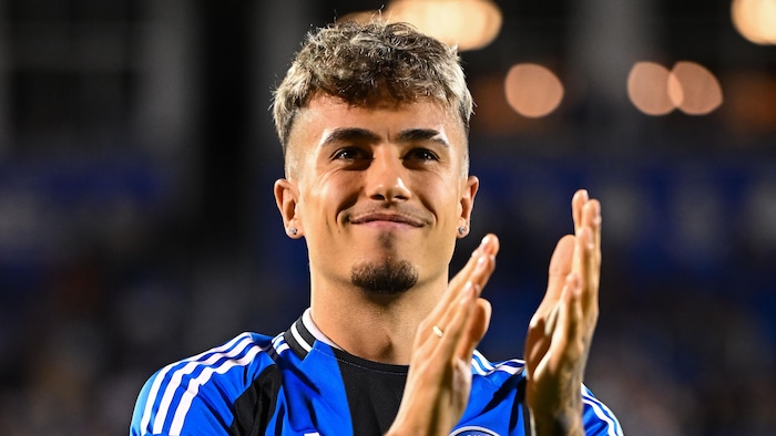 Un joueur de soccer applaudit
