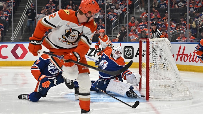 Connor Ingram arrête un lancer de Jackson Lacombe.