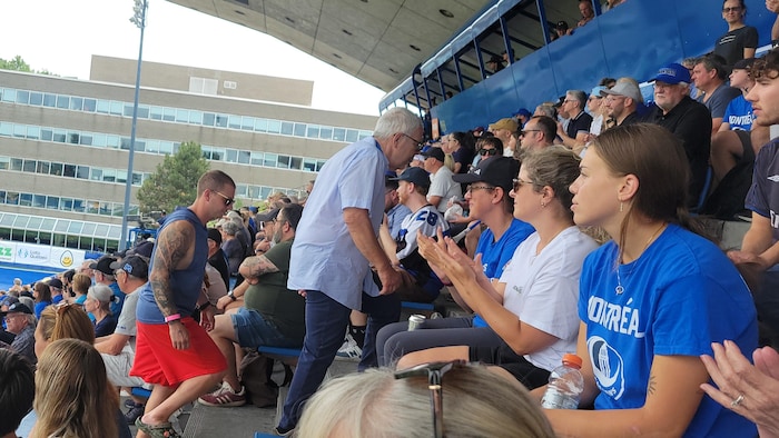 Les gradins du CEPSUM sont bondés.