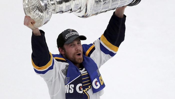 Jaden Schwartz soulève la Coupe Stanley après la victoire des Blues en 7 matchs à Boston.