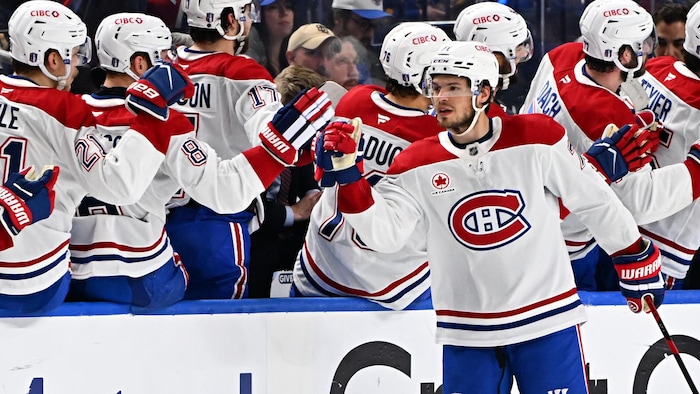Un joueur de hockey.