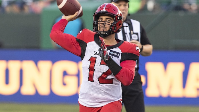 Jake Maier s'apprête à faire une passe dans un match à Edmonton le 10 septembre 2022. 
