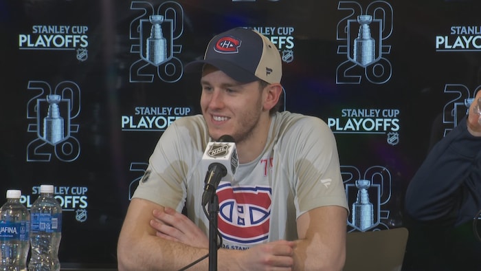 Il répond aux questions des journalistes lors d'un point de presse.