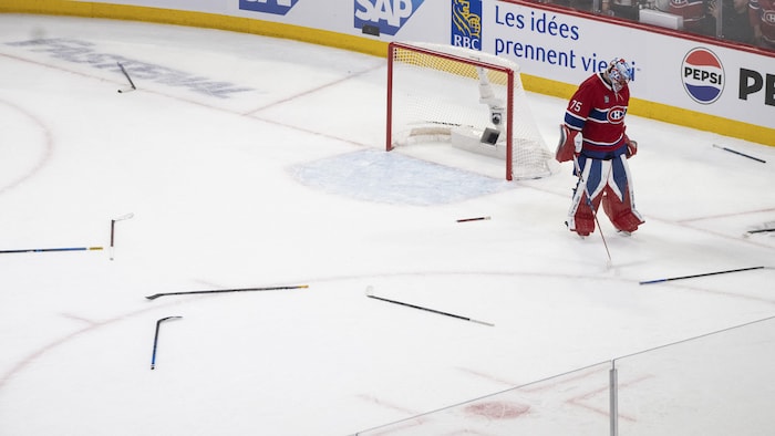 Jakub Dobes se retrouve seul devant son filet, entouré de bâtons abandonnés sur la glace après une mêlée générale.